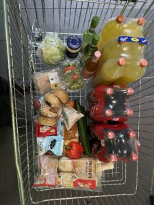 Het moet niet gekker worden: wat kost dit winkelwagentje met boodschappen?