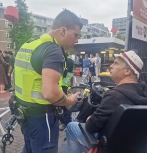 Handhaver gaat over de streep tegen invalide man: “Wil jij tikken hebben ofwat?”