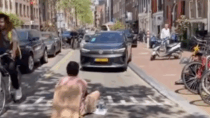 VIDEO: Man besluit klimaatactivist aan te pakken!