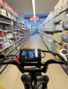 Internet is woest: Jongen rijdt door jumbo op zijn fatbike