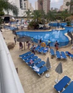 Ondertussen in Spanje: ‘Om 07:00 naar een bedje sprinten en handoekje leggen…’