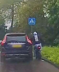 VIDEO: Jongetje op fatbike daagt Volvo-bestuurder uit.. Dat had hij beter niet kunnen doen…