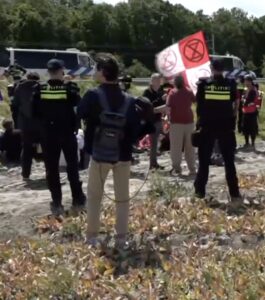 Extinction Rebellion demonstranten blokkeren de a44 tijdens NAVO-top