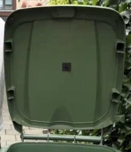 Plak dit aan de onderkant van je kliko deksel en je hebt geen last meer van vliegen en maden.