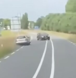 VIDEO: Grijze Audi is een gevaar op de weg en slingert letterlijk van links naar rechts