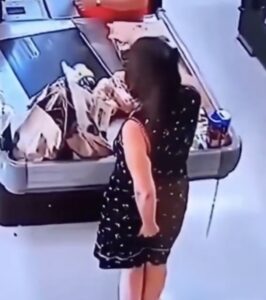 VIDEO: Vrouw met hoge nood laat haar boodschap achter bij kassa nummer 2