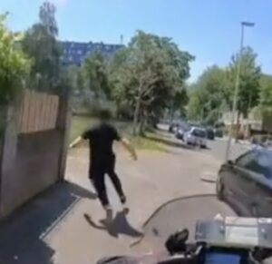 Man rent voor zijn leven wanneer hij wordt achtervolgd door meneer agent op de motor