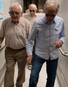 Dansende opa’s uit woonzorgcentrum gaan viral op TikTok – dit is het beste wat je vandaag gaat zien!