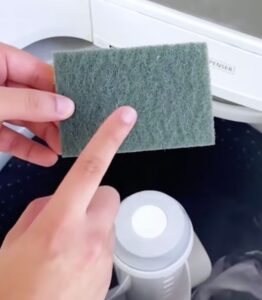 VIDEO: Om deze reden voeg je vanaf nu altijd een spons toe aan de was in de wasmachine.