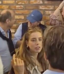 De koning in een shoarmazaak