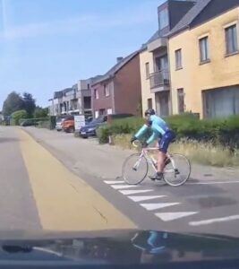 VIDEO: Precies om deze reden heeft iedereen een hekel hebben aan asociale wielrenners