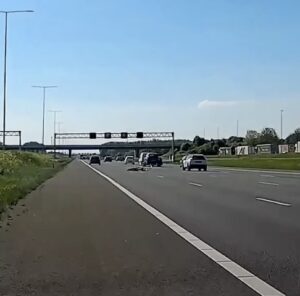 Auto filmt met zijn dashboardcamera een wel heel bijzonder object midden op de snelweg