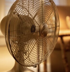 Zet je ventilator op deze plek en het is binnen seconden koel in je kamer