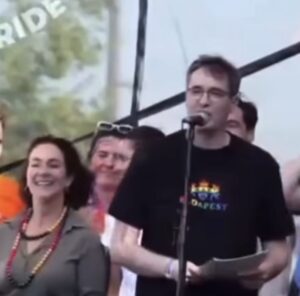 Video: Burgemeester van Boedapest maakt bizar handgebaar, burgemeester Halsema staat er naast te lachen…