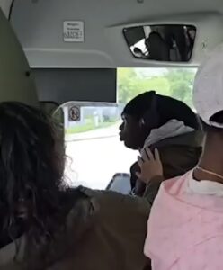 Man slaat alle ramen van de bus kapot omdat hij niet moest doorlopen na het inschecken