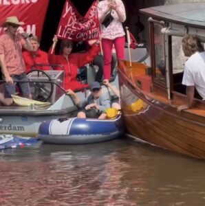 Boot stopt niet voor Extinction Rebellion demonstranten die de grachten blokkeren