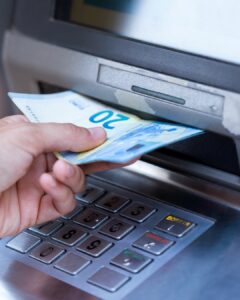 Waarschuwing: in deze vakantielanden kun je alleen nog maar met contant geld betalen