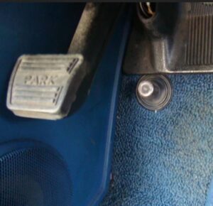 Dit zat vroeger standaard in iedere auto.. Maar weet jij nog wat het is..