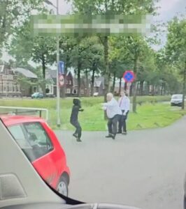 VIDEO: Onrust in Ter Apel. ‘Jongen haalt uit met bierflesje’