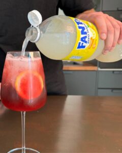 Dit zomerdrankje is nu razend populair Nederland – en je maakt het met maar 2 ingrediënten!