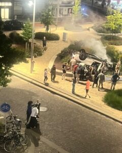 Ondertussen in Arnhem: Mercedes crashed belandt op z’n kop in bloemperk