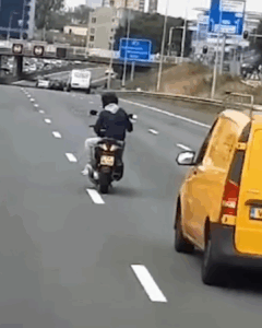 VIDEO: Motorrijder daagt geel bestelbusje uit op snelweg bij Amsterdam..