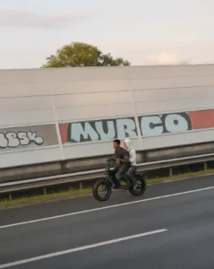 Ondertussen in Rotterdam waar twee gasten op fatbikes de snelweg op gaan