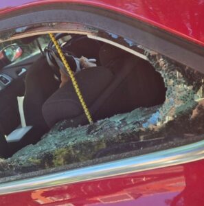Bizarre situatie: Politie moet autoruit inslaan om baby uit hete auto te redden..