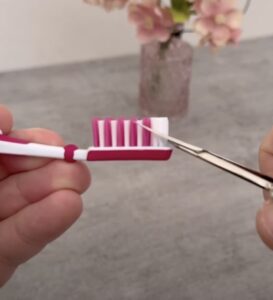 VIDEO: Knip de borstelharen van je tandenborstel af en kijk wat er gebeurt..