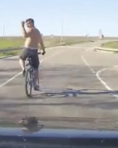 Fietser die puntje probeert te maken op een autoweg krijgt bezoek van moeder karma..