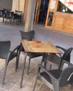 VIDEO: Lunchzaak in Spanje zet opvallend voorwerp neer om moslims weg te houden
