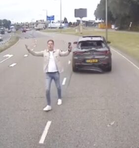 VIDEO: Alfa Romeo-rijder doet stoer en remt keihard voor vrachtwagenchauffeur.. Auto total loss..