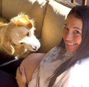 Hond heeft de liefste reactie als hij de baby voelt schoppen