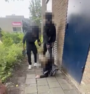 Deze beelden uit Amstelveen gaan hard rond. Twee mannen vallen één jongen aan..