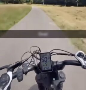 Jongen op fatbike rijdt 50 km/u en ziet overstekende man in scootmobiel veel te laat…