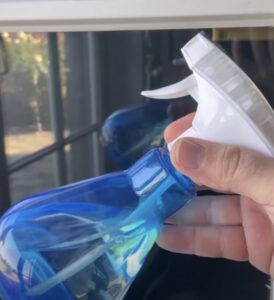 VIDEO: Gebruik dit goedkope goedje en je ramen zijn nog nooit zo schoon geweest
