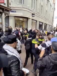 Veel ophef over deze beelden.. Agenten worden omver gelopen…