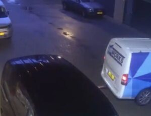 Fout geparkeerd voor zijn garage? Hij wachtte niet op de politie.