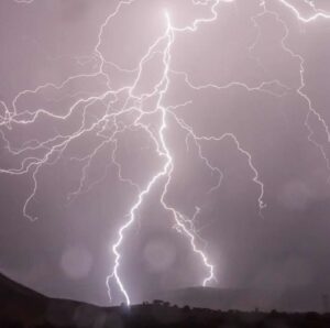 Op deze plekken morgen onweer, KNMI geeft duidelijke waarschuwing..