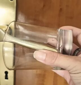 Waarom toeristen een glas aan de deurklink hangen: ontdek de onderliggende functie..