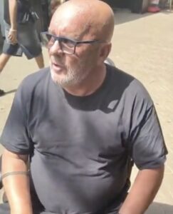 VIDEO: Man in scootmobiel rijdt fietser omver en deelt daarna ook nog rake klappen uit..