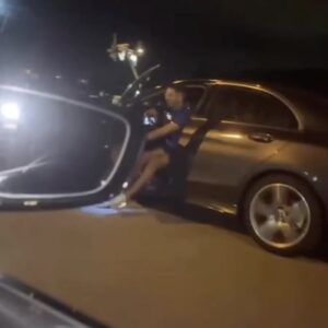VIDEO: Stoerdoener die uit rijdende auto stapt om indruk te maken krijgt bezoek van karma..