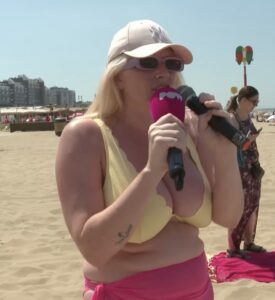 Topless dame valt badgasten lastig op het strand in Scheveningen..