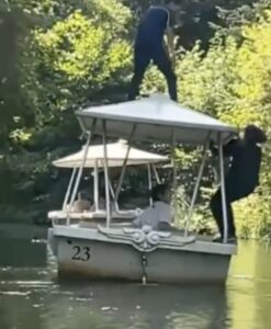 VIDEO: Asociale jeugd in De Efteling: Klimmen op bootjes alsof het speelgoed is