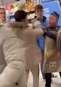 VIDEO: Klant valt medewerker van de Albert Heijn aan..