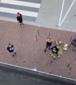 Vrouwen gooien supermarkt kort en klein met fruit: bizarre beelden gaan viraal
