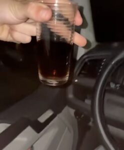Tiener filmt zichzelf achter het stuur van politieauto..