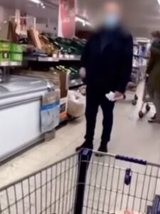 Man gaat helemaal los op winkelpersoneel in Aldi omdat de Jonagold appels niet aangevuld zijn..