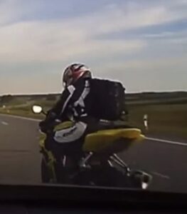 Hij dacht even stoer te doen op zijn motor door keihard te remmen…