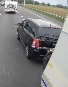 Hij drukt hem er gewoon voor..